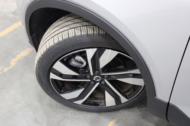 Used 2025 Volvo XC40 B5 Plus image 45