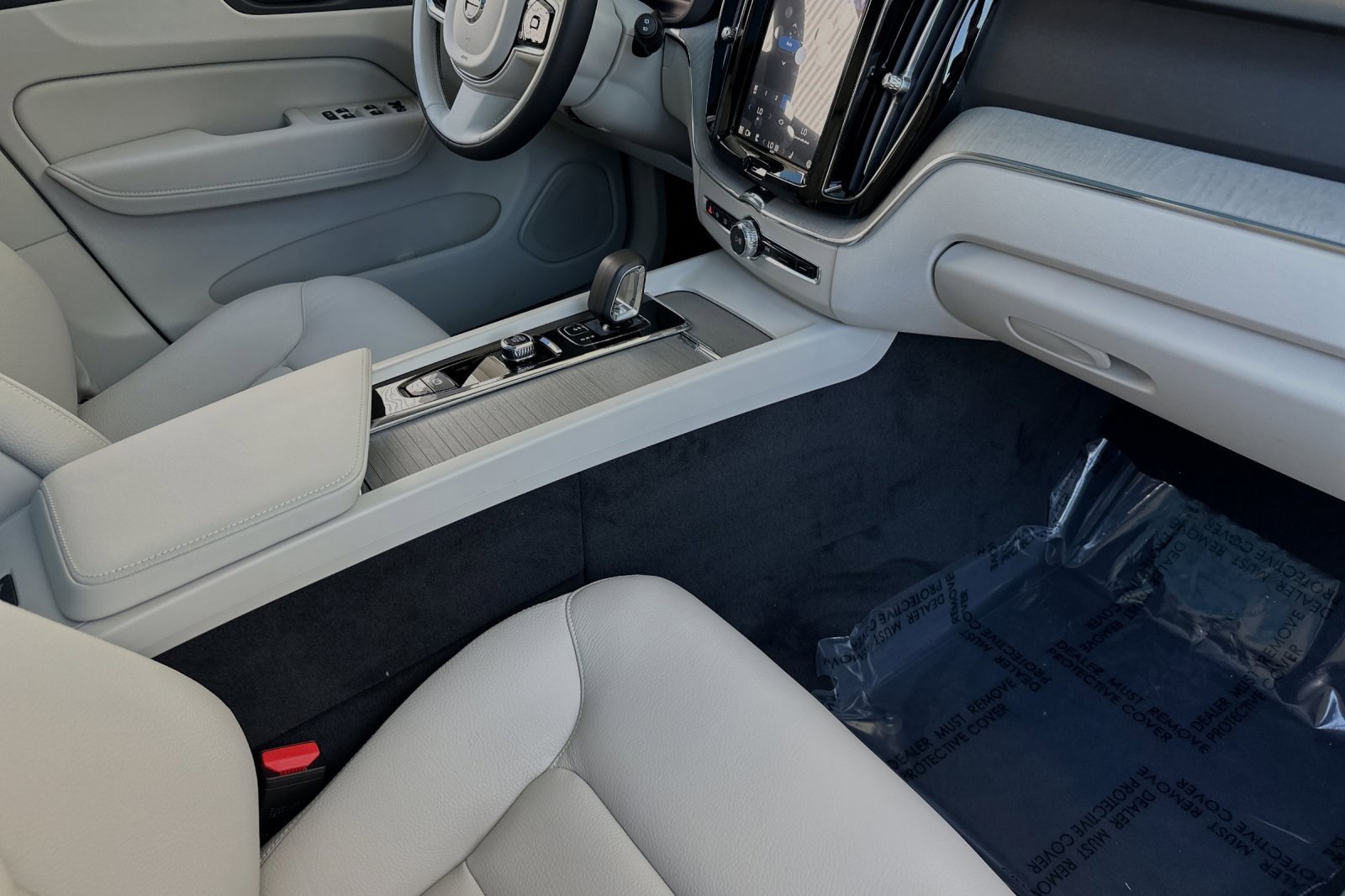 Certified 2025 Volvo XC60 T8 Plus w/ Protection Package Premier AWD/4WD image 18