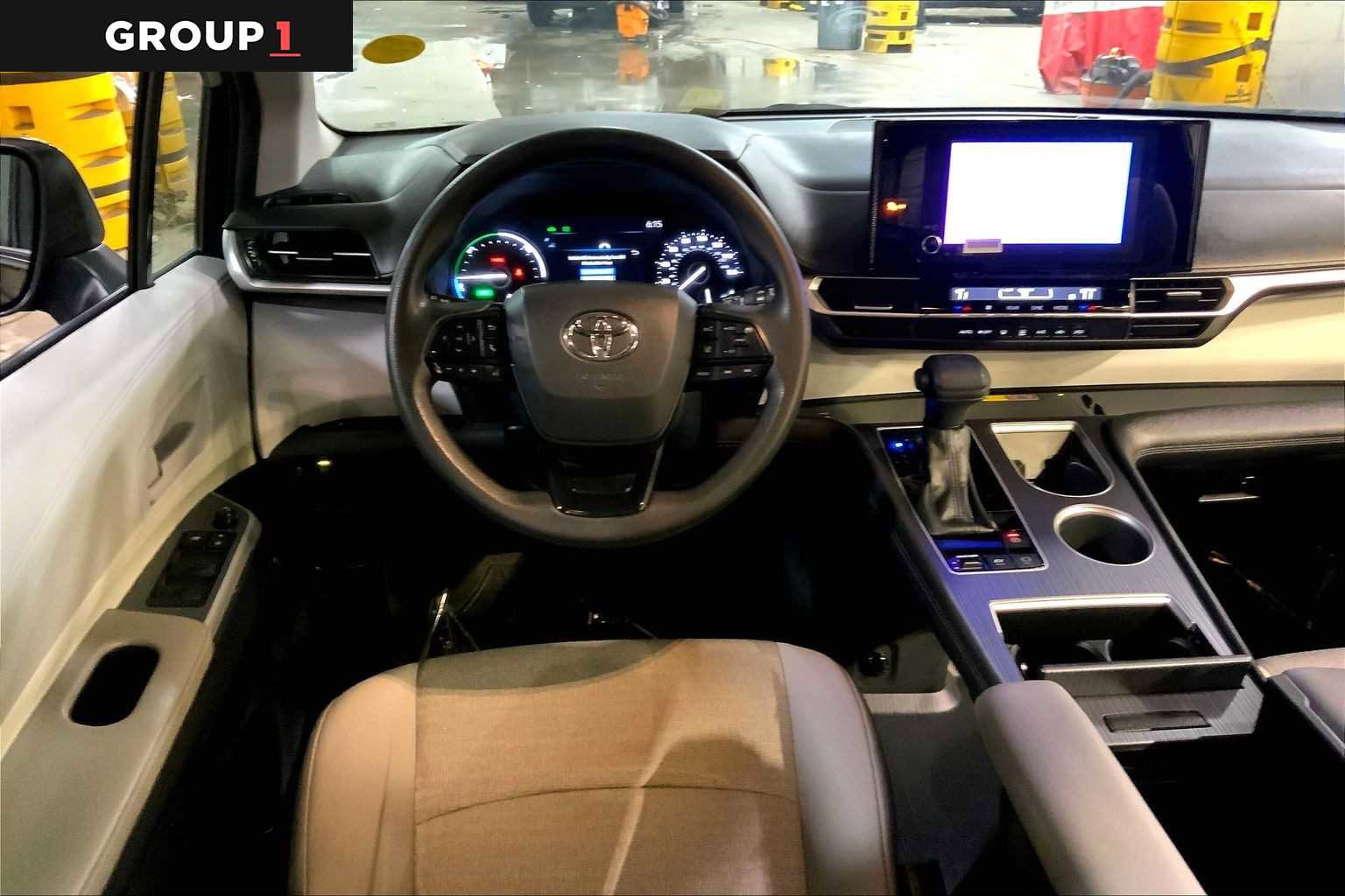 Certified 2025 Toyota Sienna LE image 6