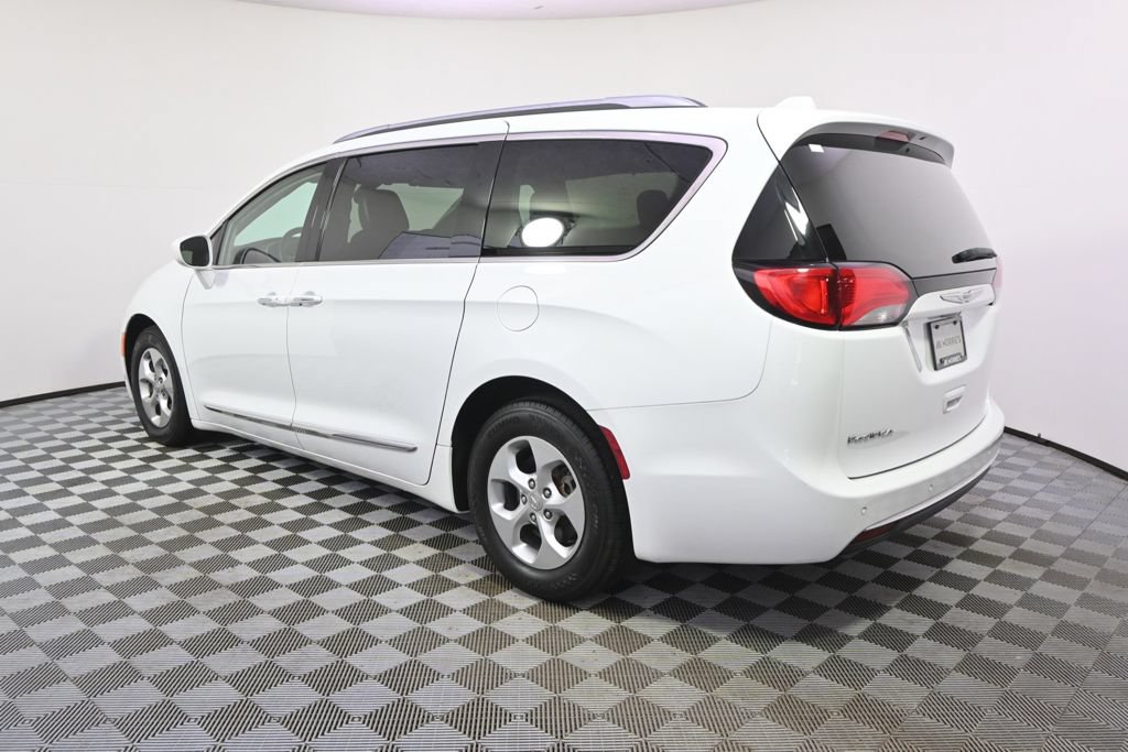 Used 2017 Chrysler Pacifica Touring-L Plus FWD image 3