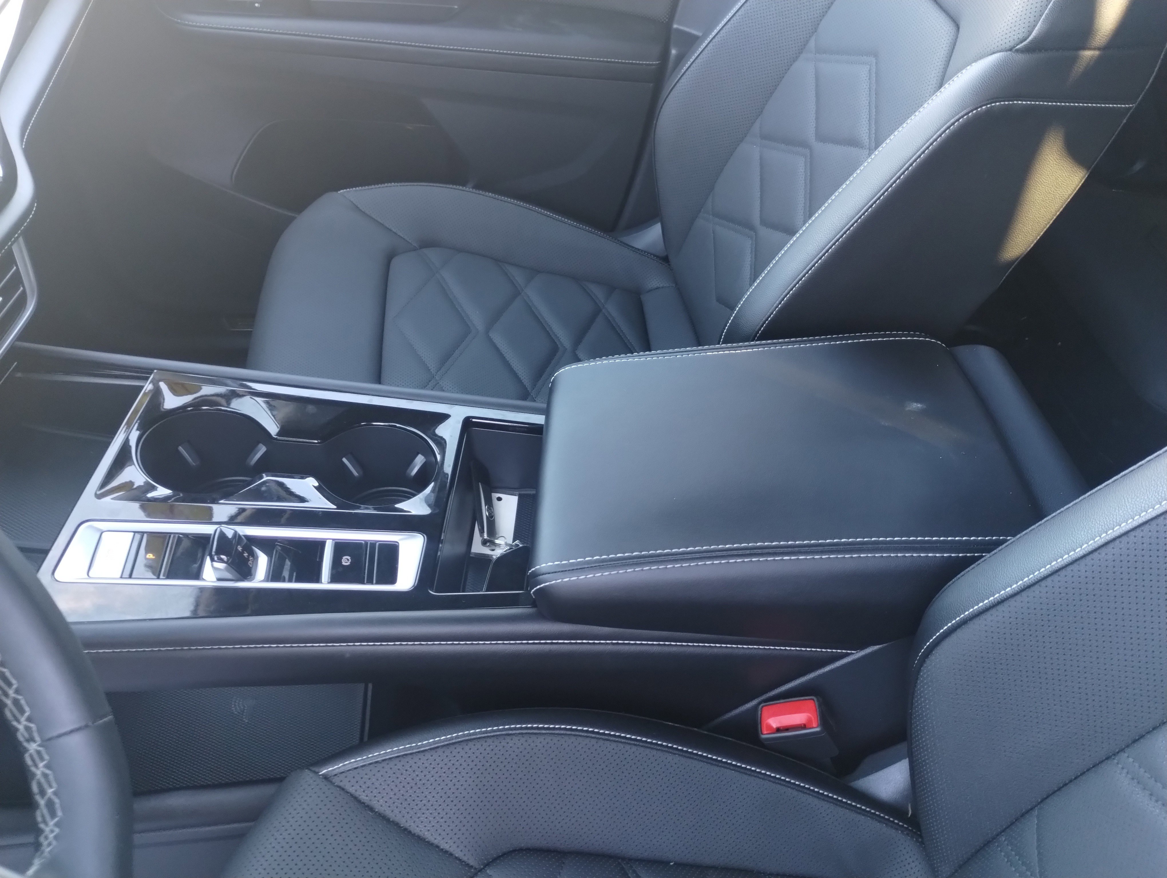 Used 2024 Volkswagen Atlas SE image 13