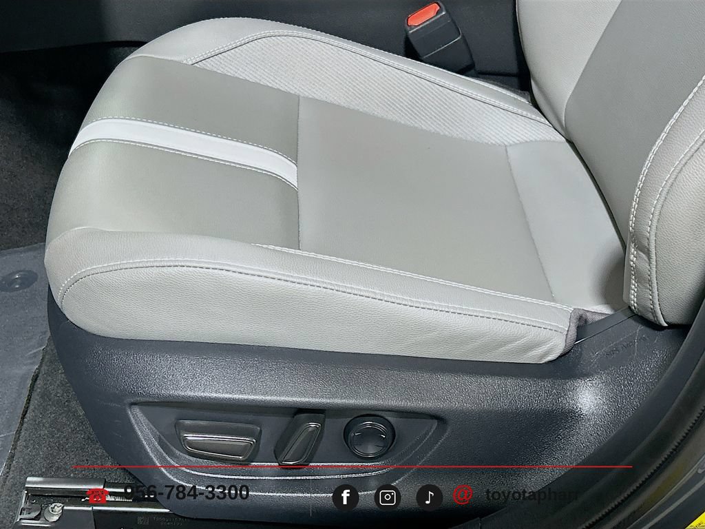 Used 2025 Toyota Camry SE w/ Convenience Package FWD image 17