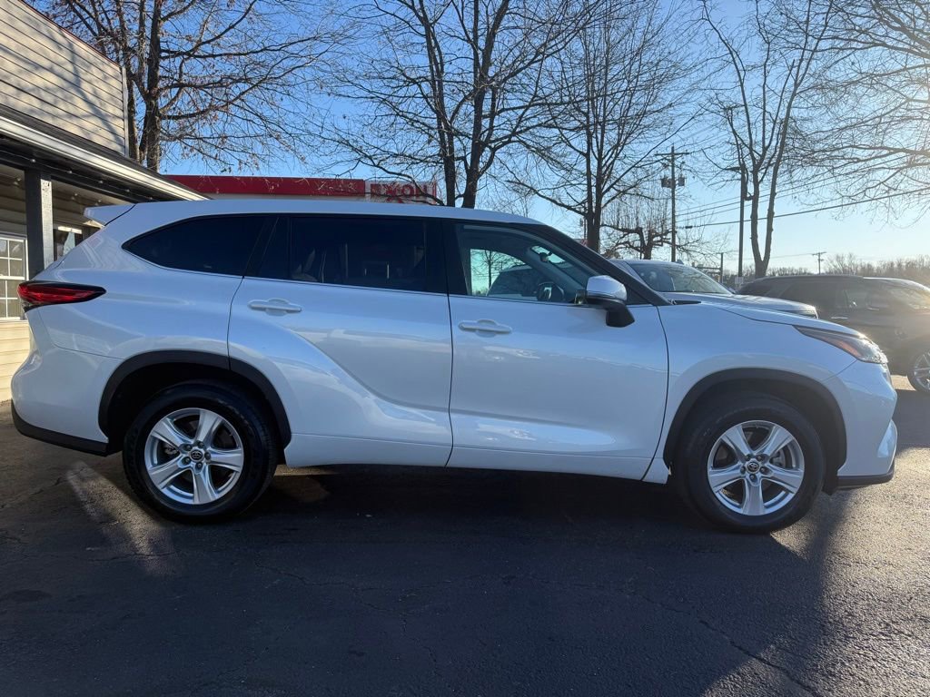 Used 2023 Toyota Highlander LE image 2