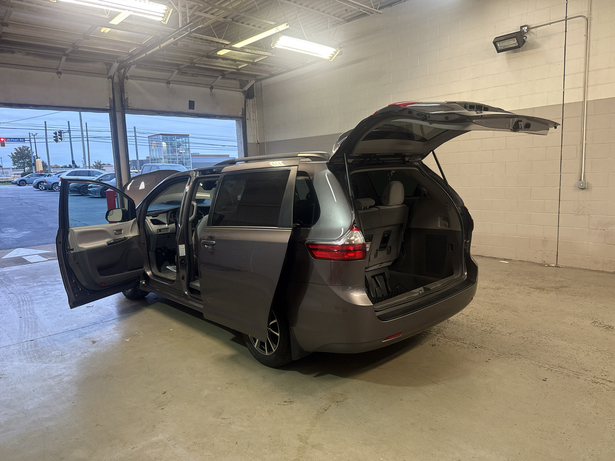 Used 2020 Toyota Sienna LE FWD image 12