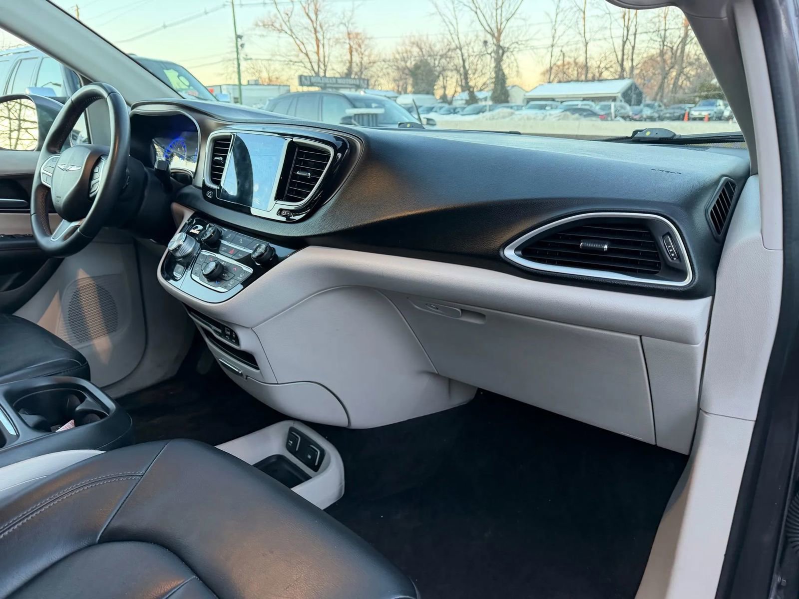 Used 2017 Chrysler Pacifica Touring-L image 23