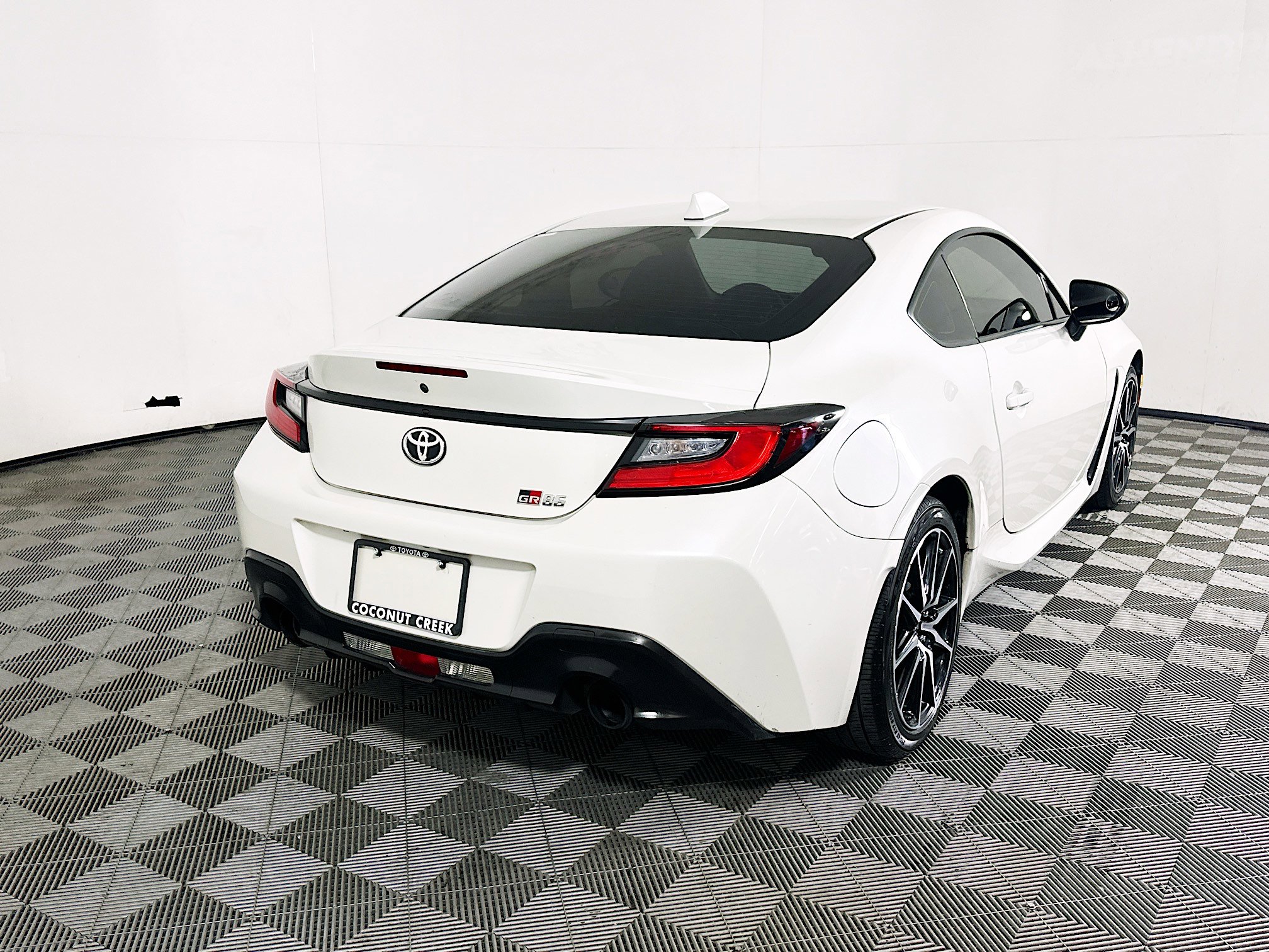 Used 2022 Toyota GR86 w/ ALL Weather Mat Package (TMS) RWD image 3
