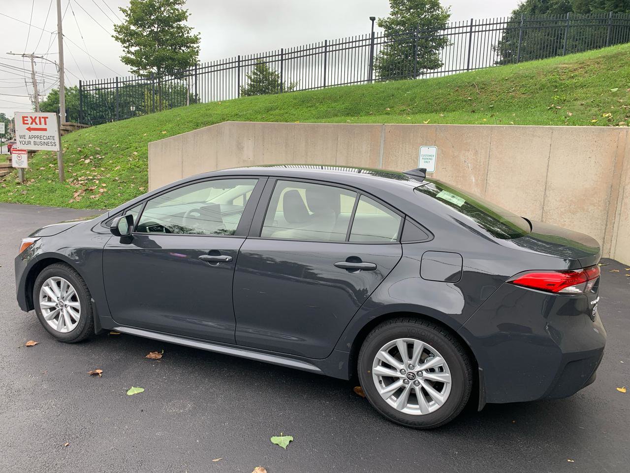 Used 2025 Toyota Corolla LE w/ LE Premium Package FWD image 3