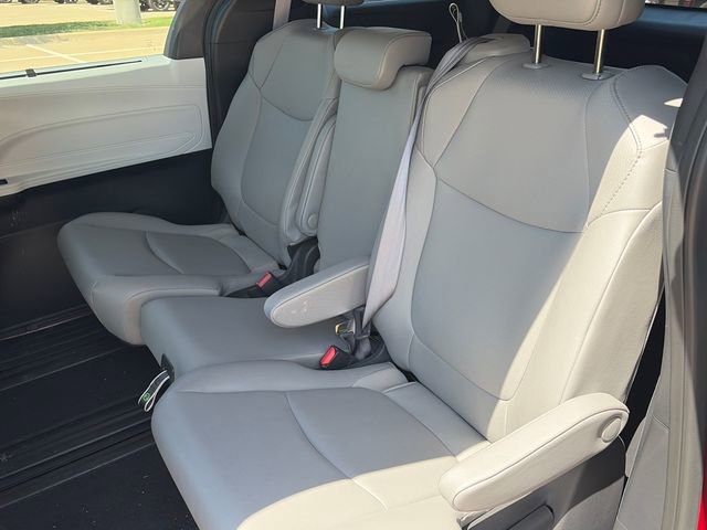 Used 2025 Toyota Sienna XLE FWD image 13