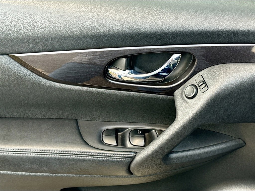 Used 2018 Nissan Rogue SV image 17