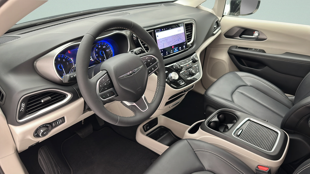 Used 2024 Chrysler Pacifica Touring-L FWD image 14