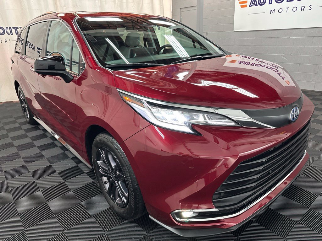 Used 2024 Toyota Sienna XSE w/ XSE Plus Package AWD/4WD image 2