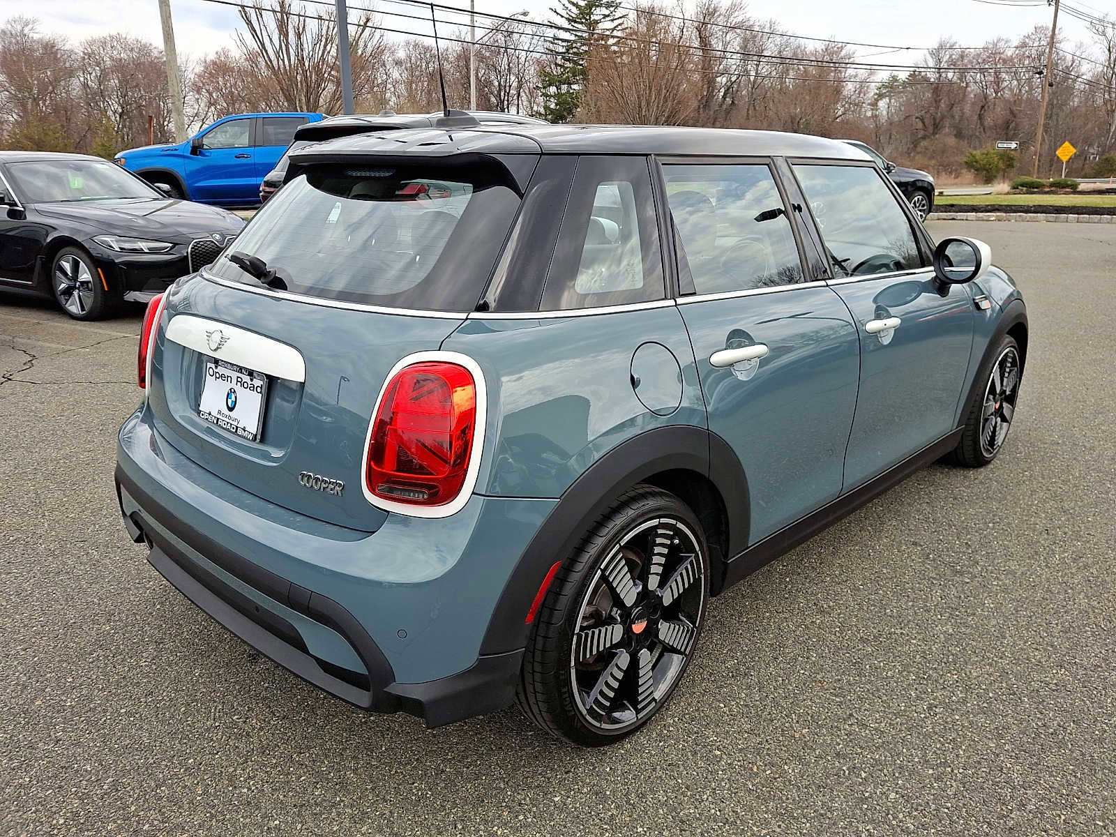 Used 2023 MINI Cooper 4-Door Hardtop w/ Multitone Edition image 7