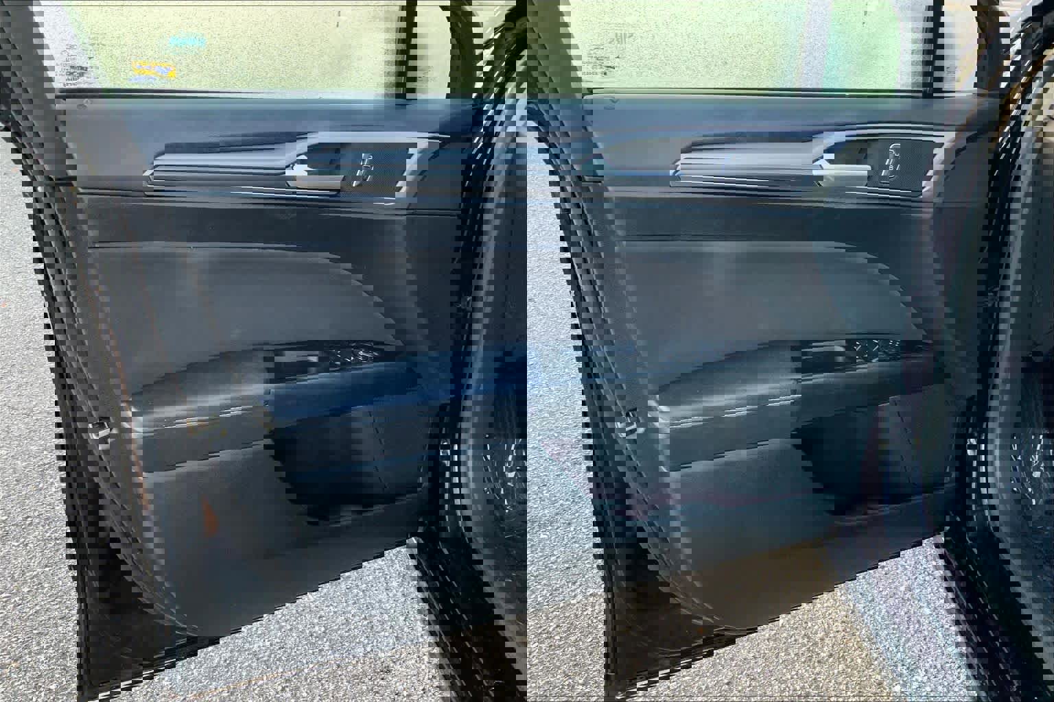 Used 2017 Ford Fusion SE w/ Equipment Group 201A image 21