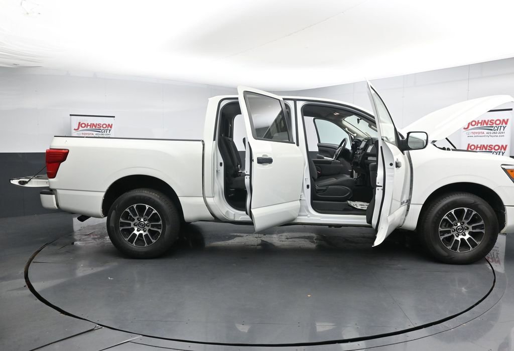Used 2022 Nissan Titan SV image 39