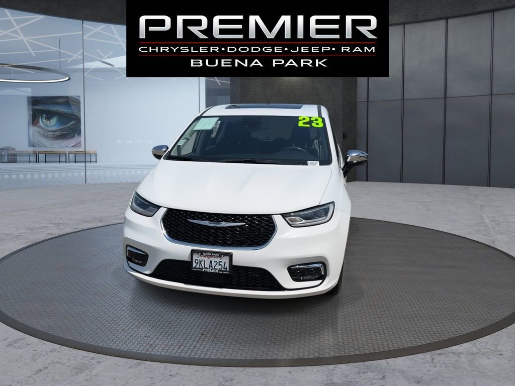 Used 2023 Chrysler Pacifica Limited FWD image 3
