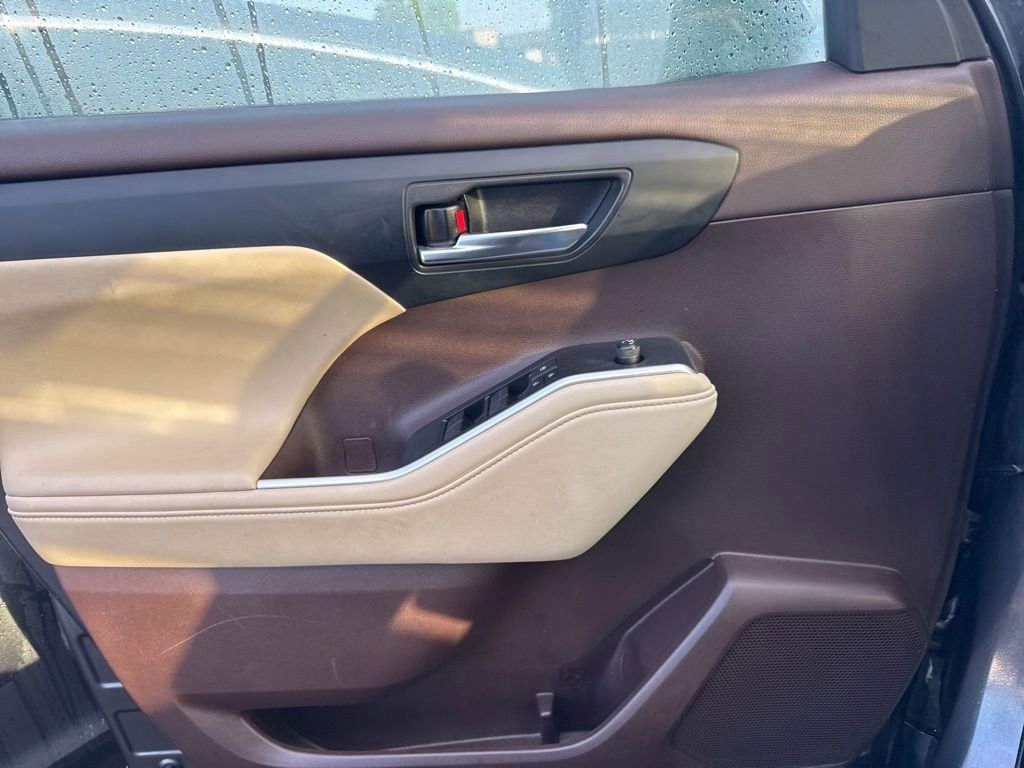 Used 2022 Toyota Highlander XLE AWD/4WD image 9