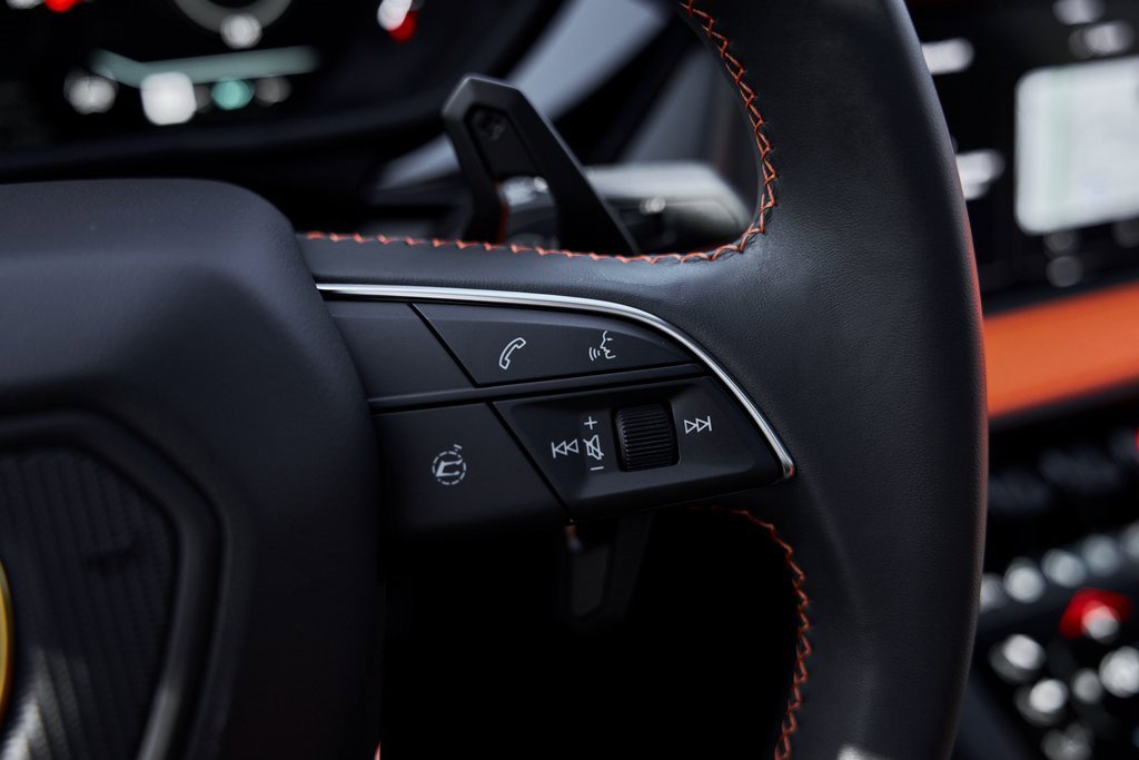 Used 2025 Lamborghini Urus SE image 63