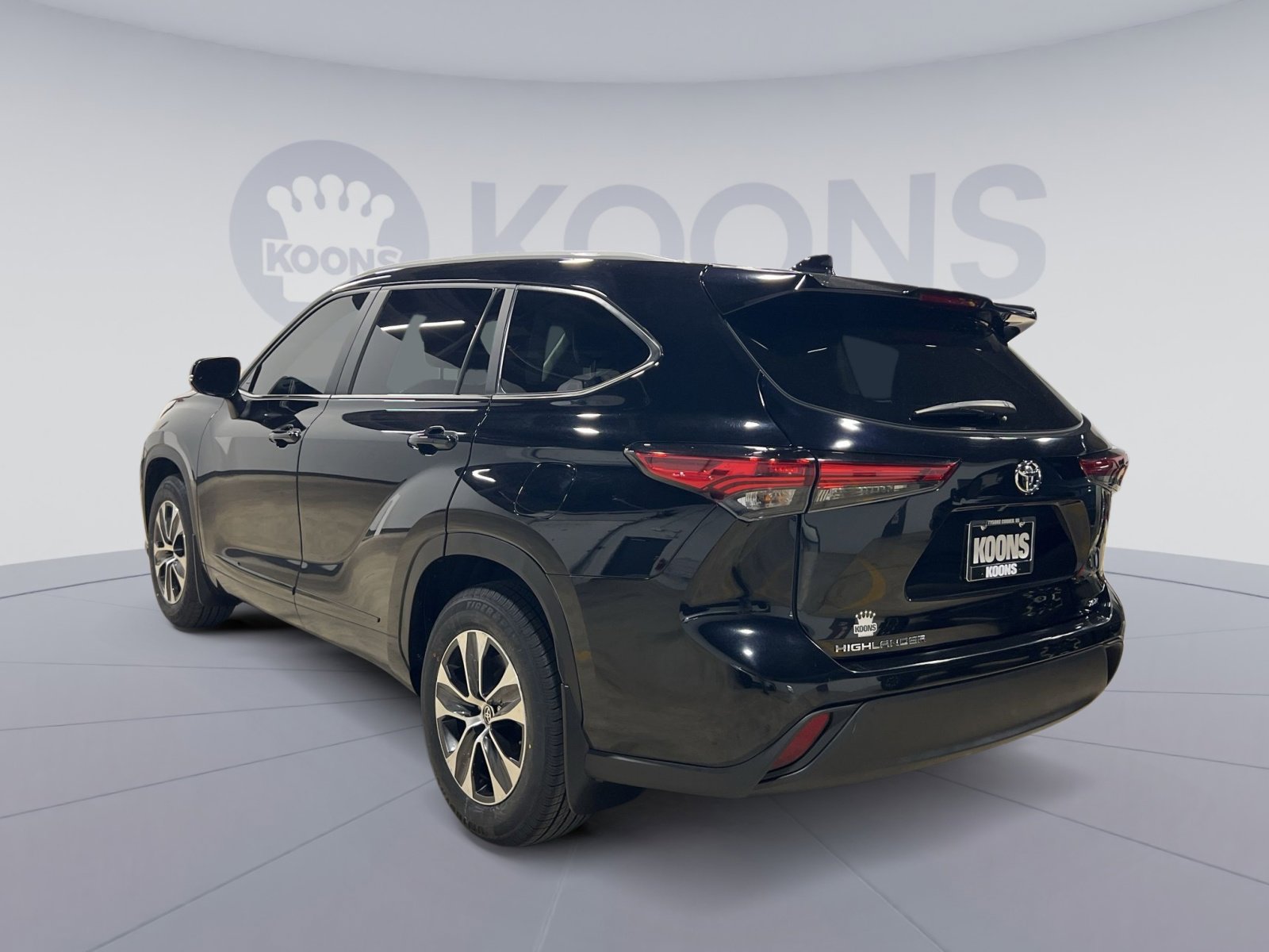 Used 2023 Toyota Highlander XLE FWD image 4