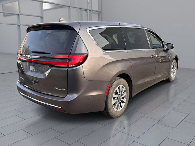 Used 2022 Chrysler Pacifica Touring-L w/ Uconnect Theater Family Group FWD image 4