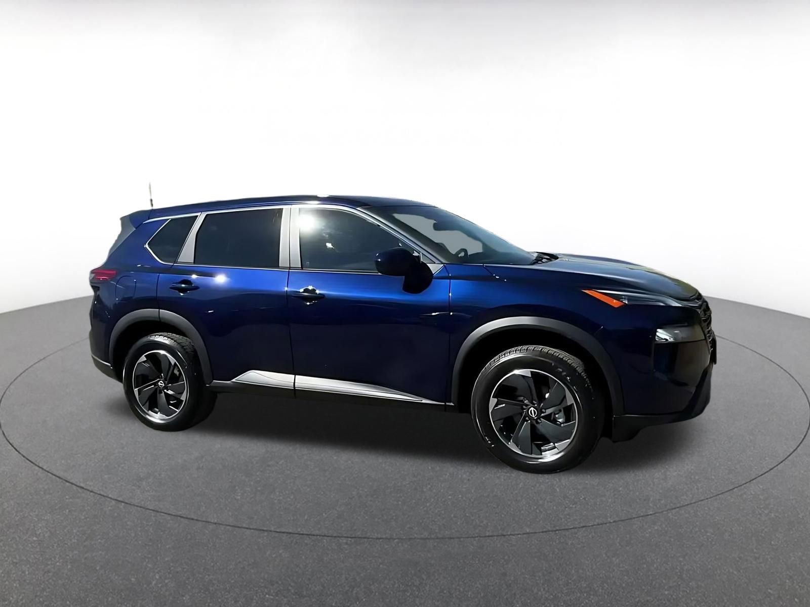 Used 2025 Nissan Rogue SV image 2