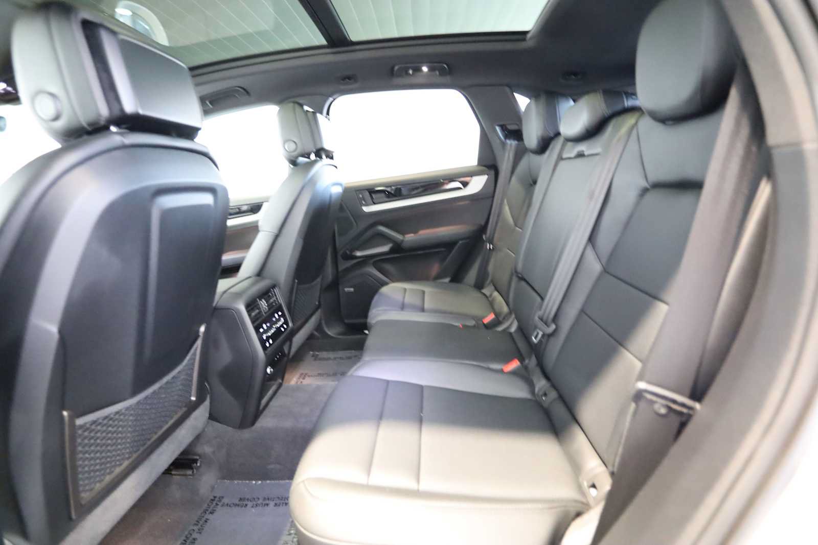 Used 2025 Porsche Cayenne AWD/4WD image 18