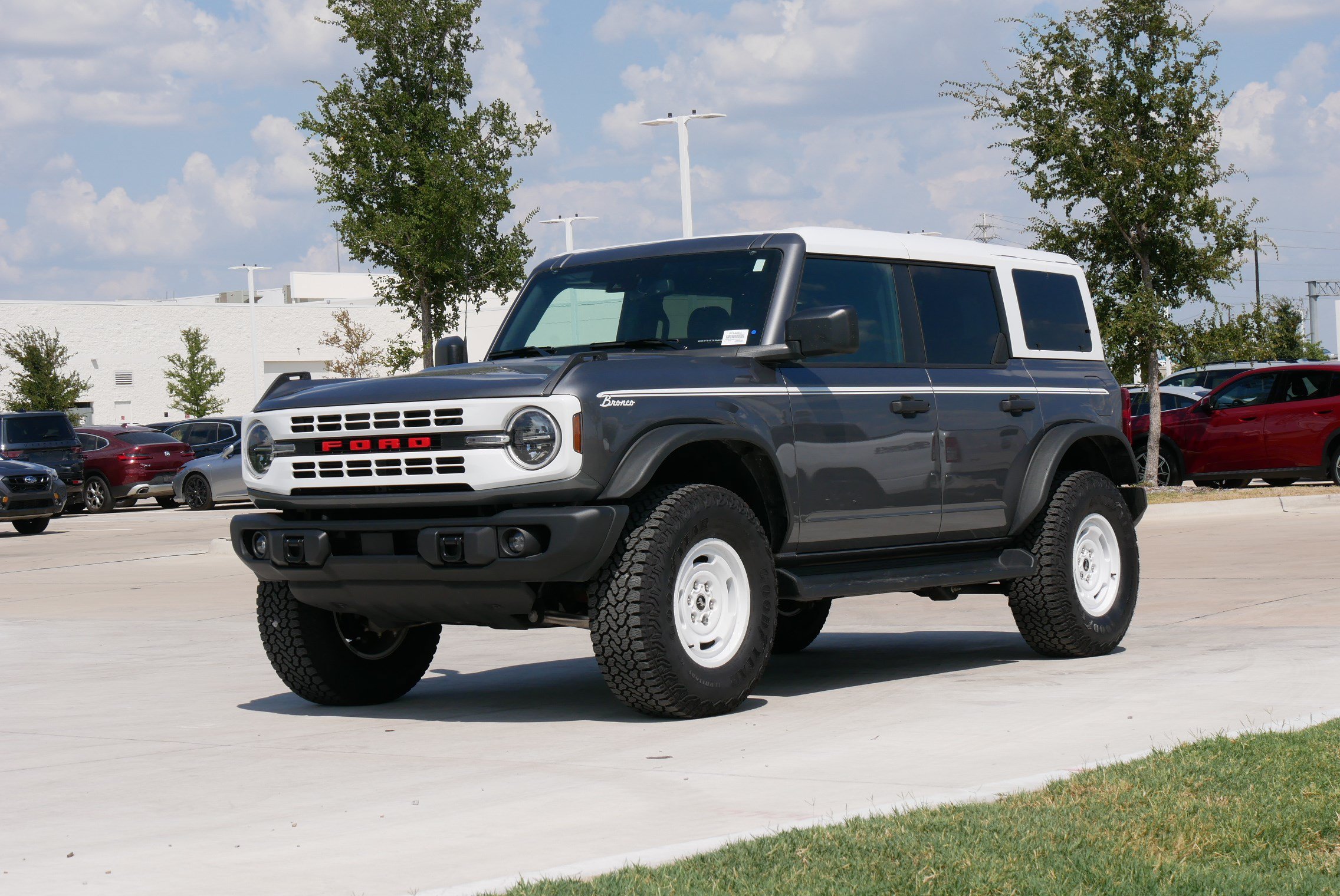Used 2025 Ford Bronco Heritage Edition AWD/4WD image 5