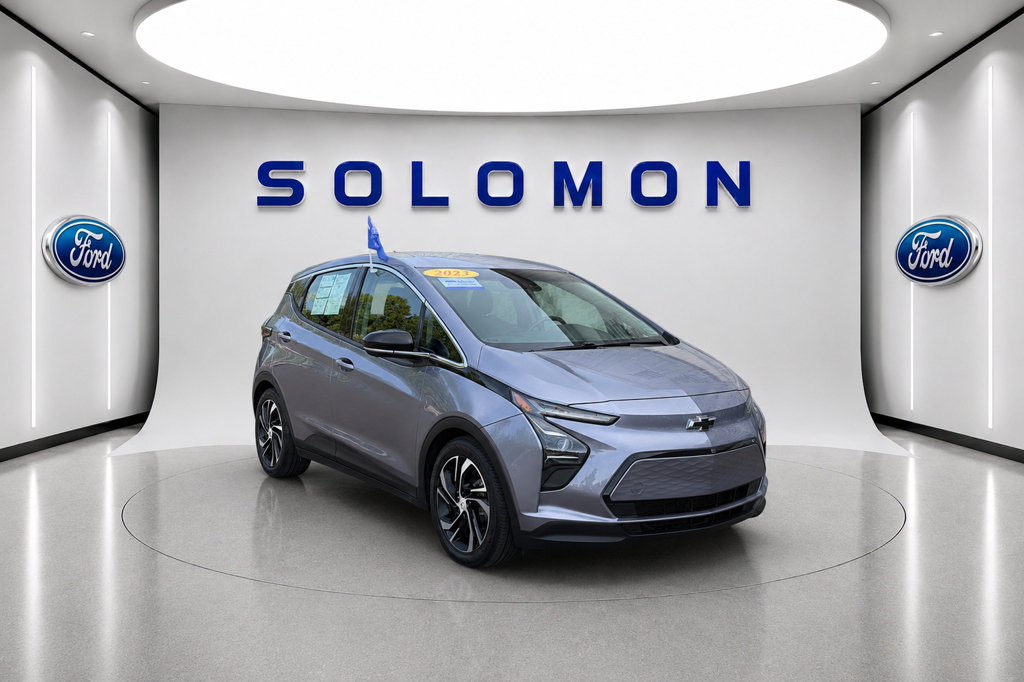 Used 2023 Chevrolet Bolt LT w/ Infotainment Package FWD image 2