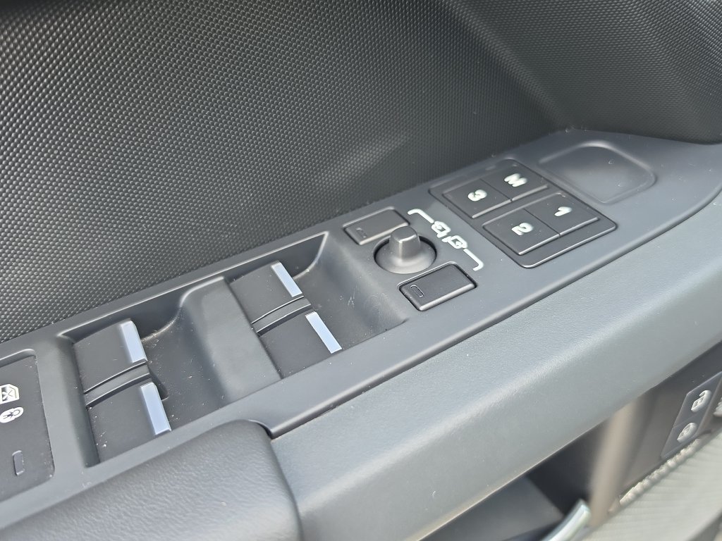 Used 2023 Land Rover Defender 130 X-Dynamic SE AWD/4WD image 18