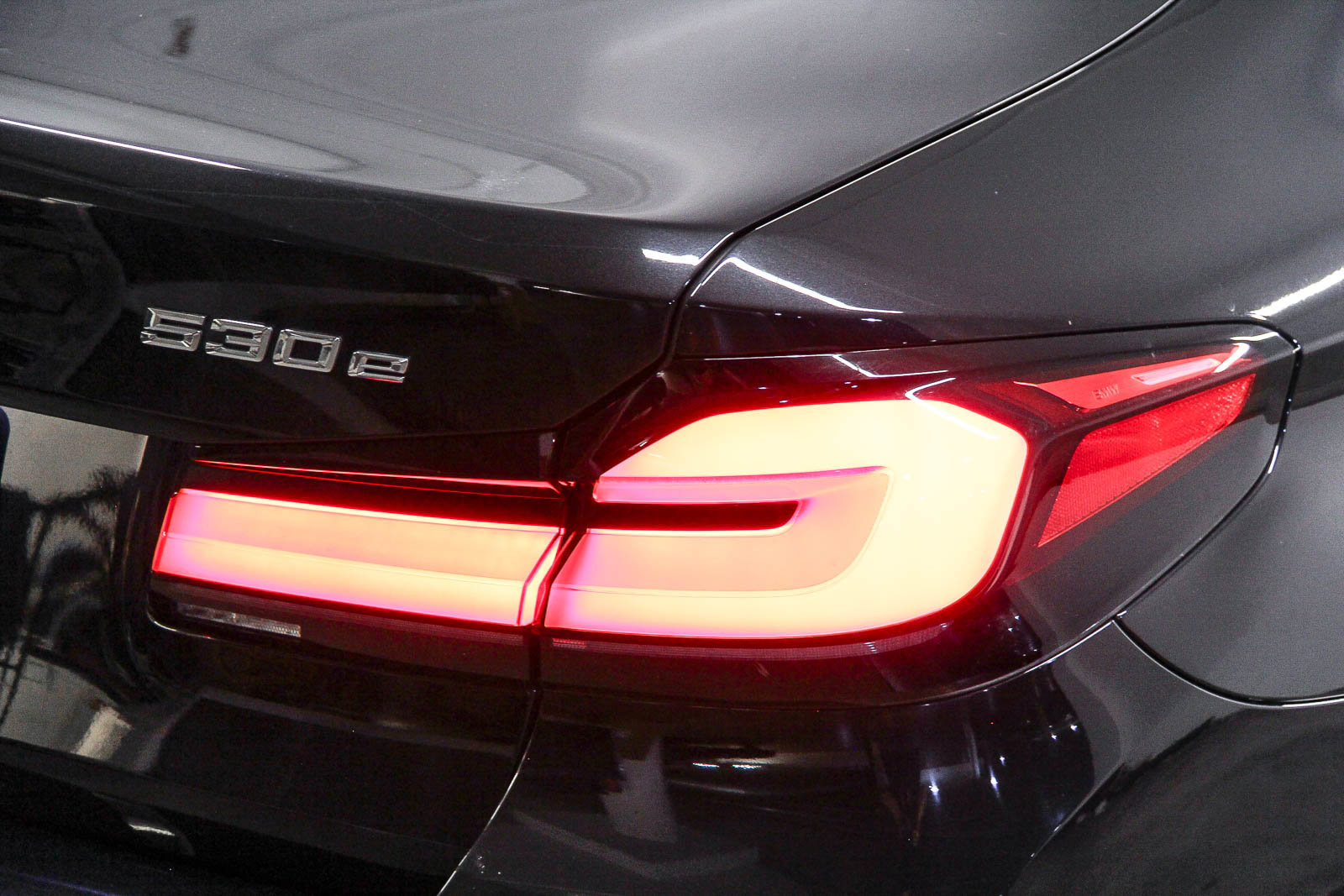 Certified 2023 BMW 530e w/ Premium Package RWD image 7