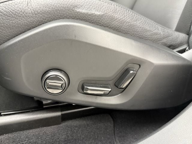 Certified 2025 Volvo XC60 B5 Plus AWD/4WD image 28
