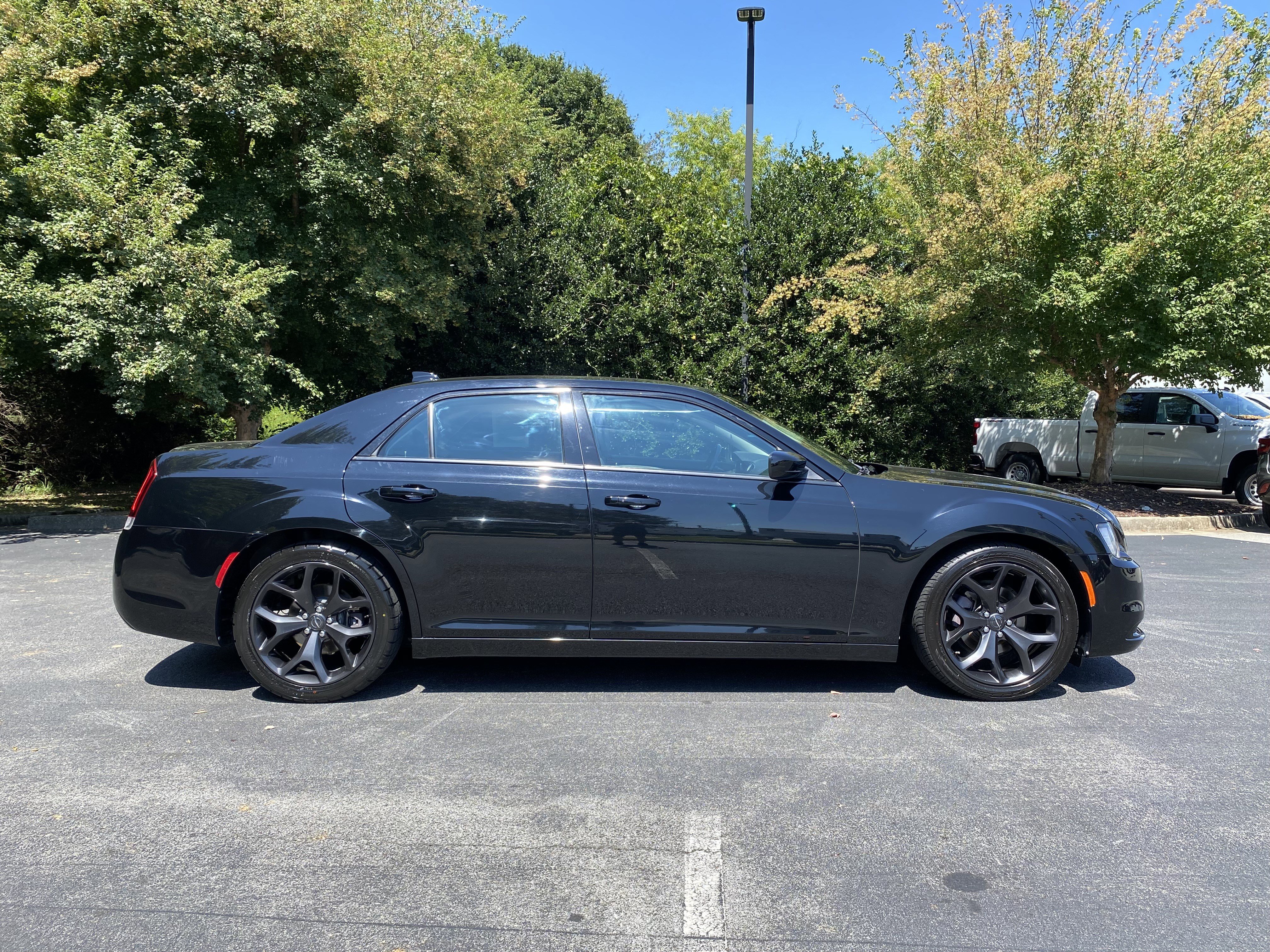 Used 2020 Chrysler 300 Touring w/ Sport Appearance Package image 10