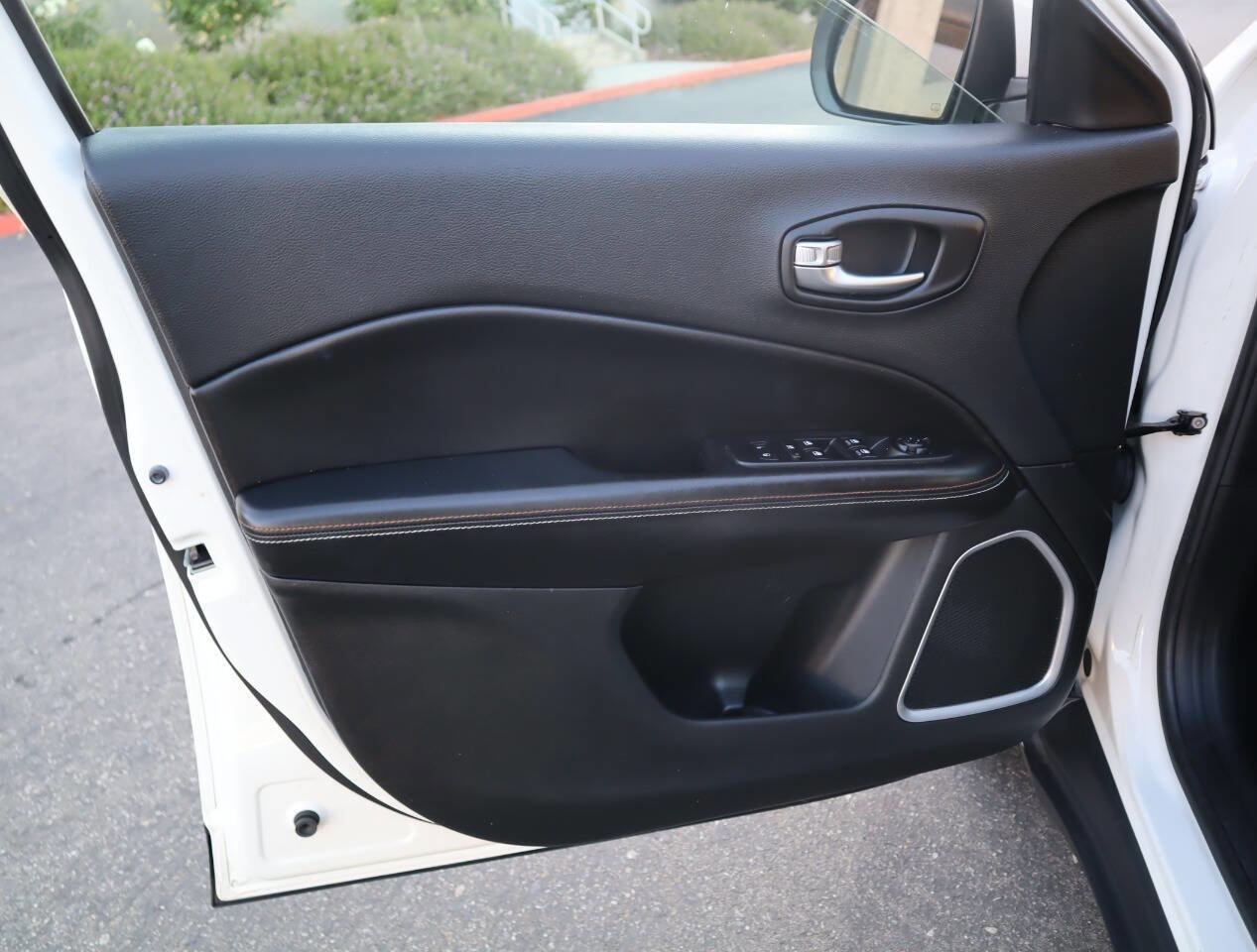 Used 2018 Jeep Compass Latitude image 25