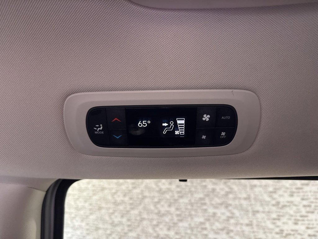 Used 2024 Chrysler Pacifica Touring-L image 19