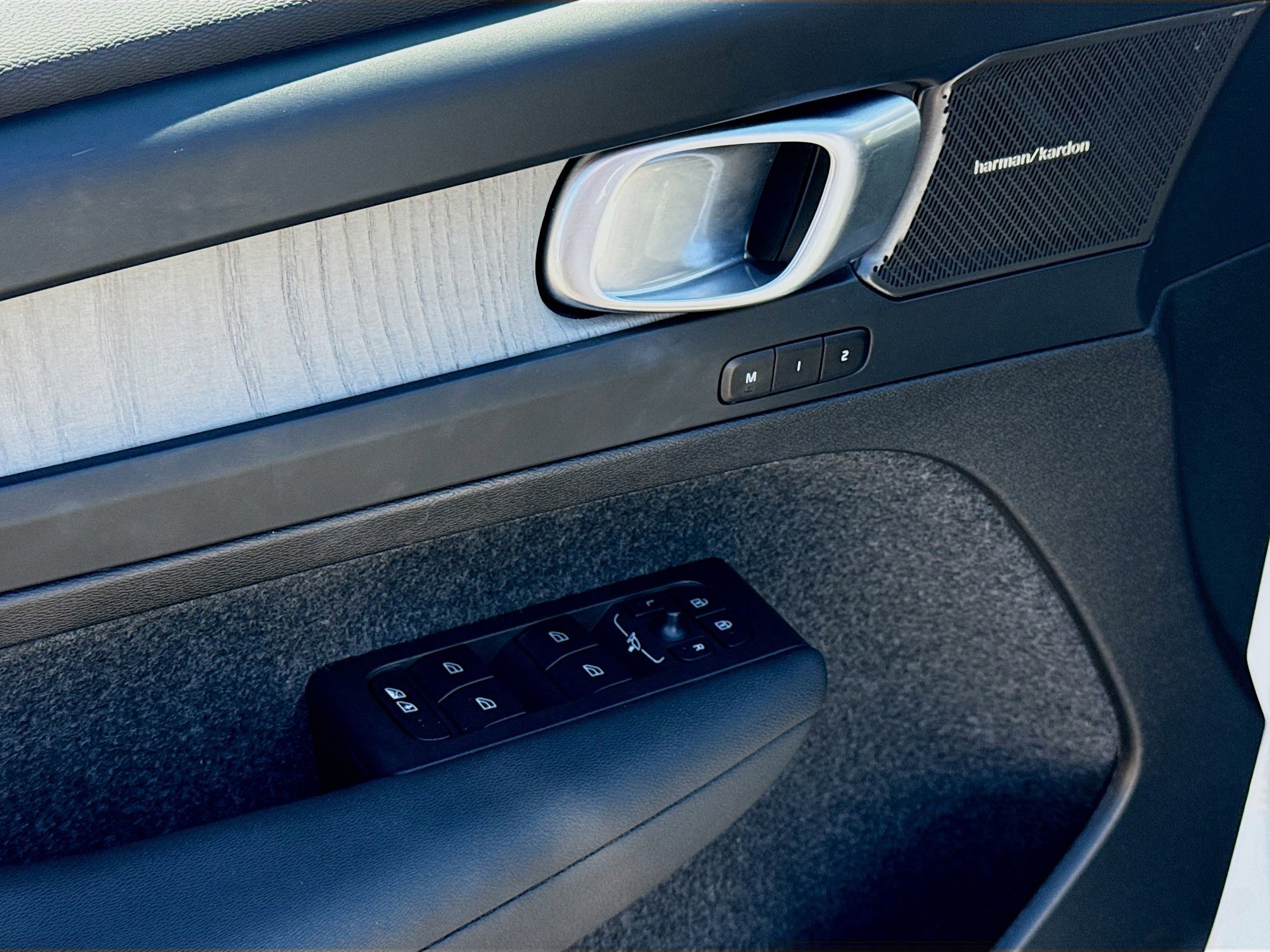 Used 2025 Volvo XC40 B5 Ultra image 23