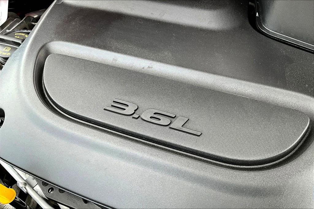 Used 2025 Chrysler Pacifica Limited image 34