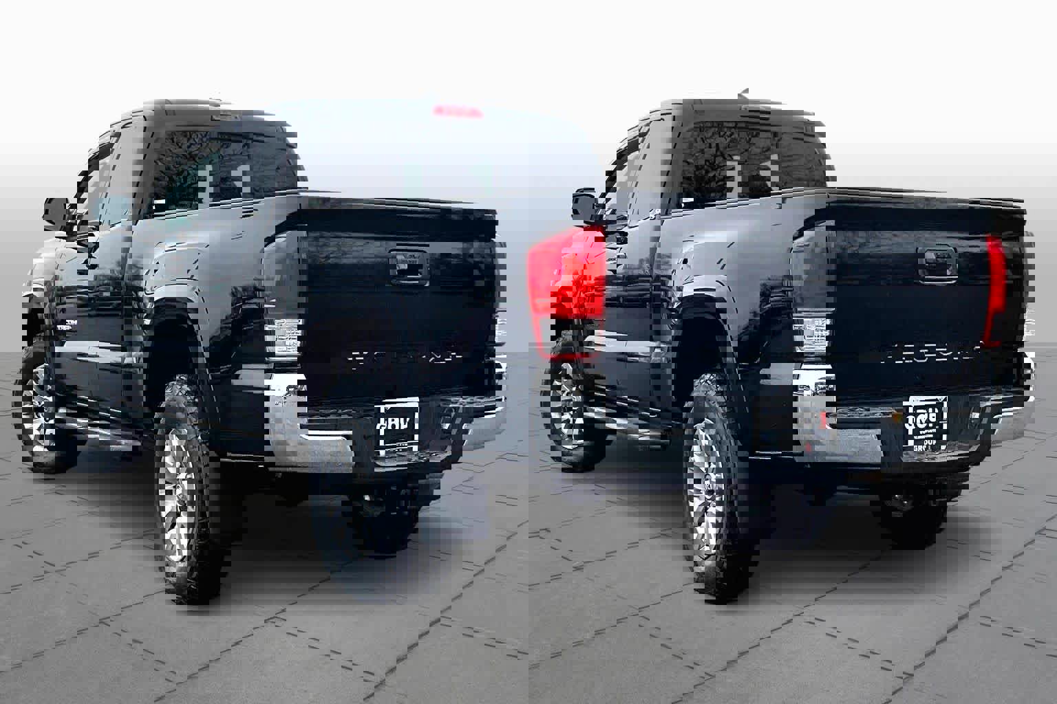 Used 2017 Toyota Tacoma SR5 w/ SR5 Appearance Package (SM) image 12