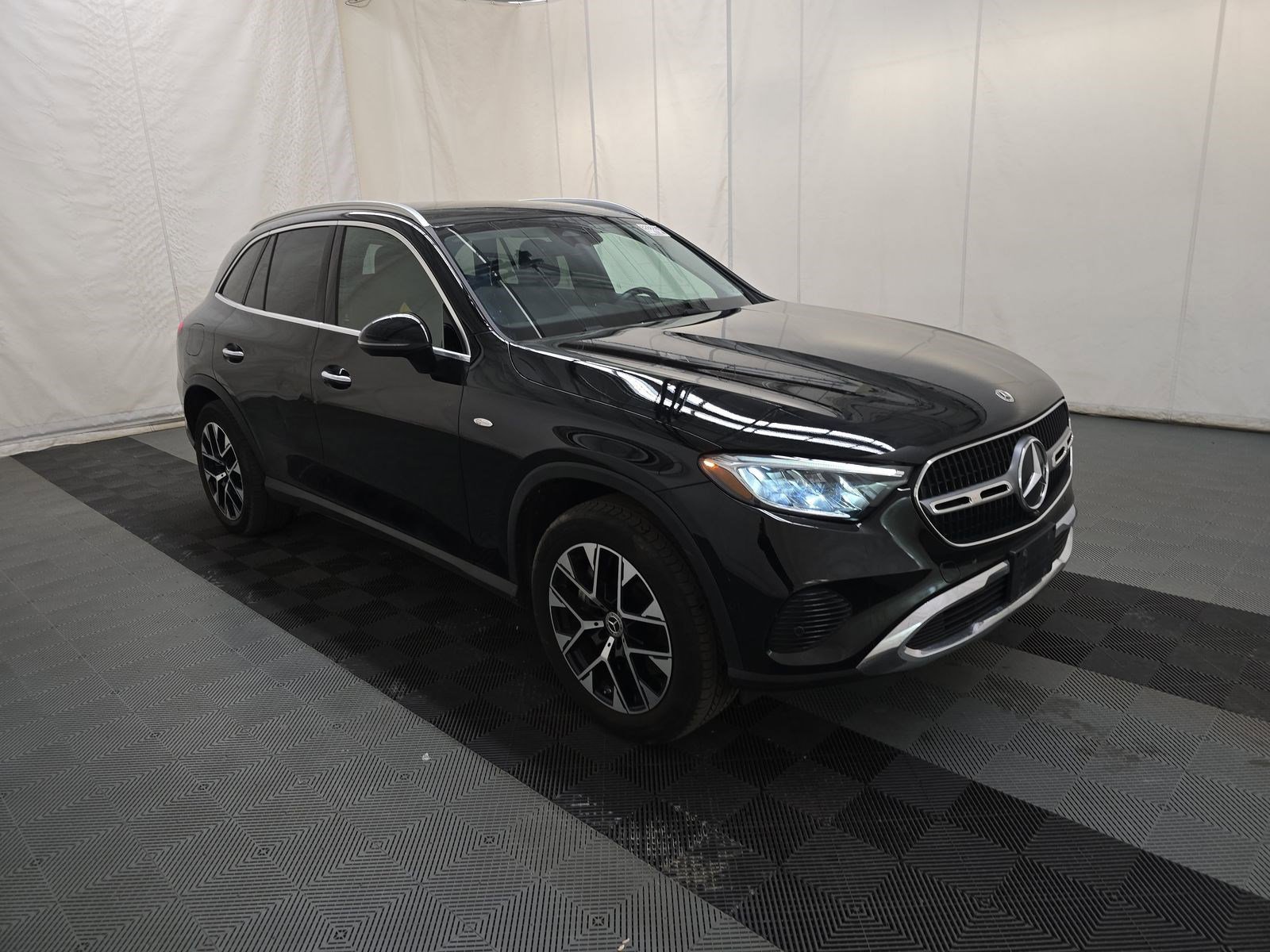 Used 2025 Mercedes-Benz GLC 350e 4MATIC image 4