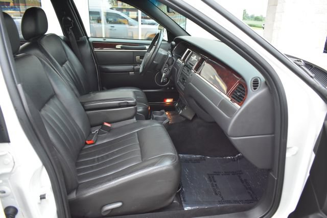 Used 2008 Lincoln Town Car Executive RWD image 41