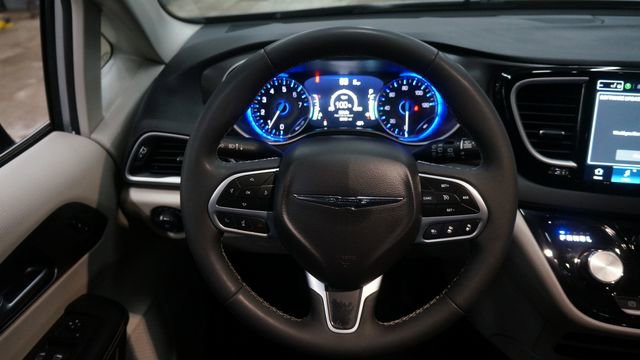 Used 2024 Chrysler Pacifica Touring-L image 13