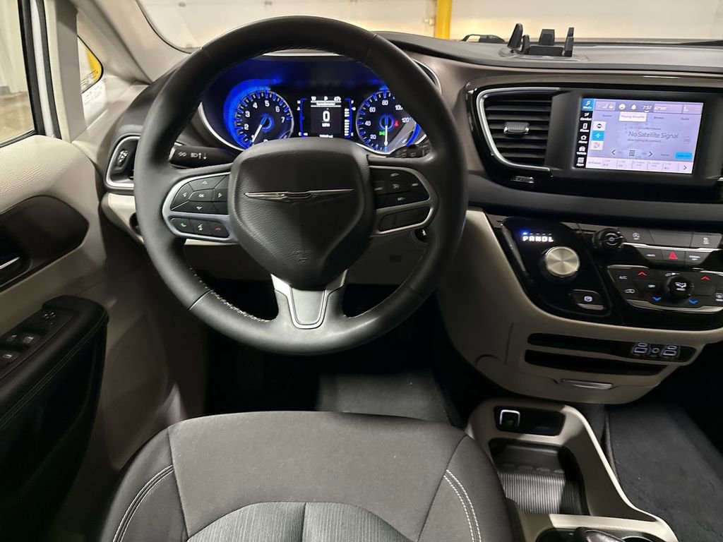 Used 2022 Chrysler Voyager LX image 11