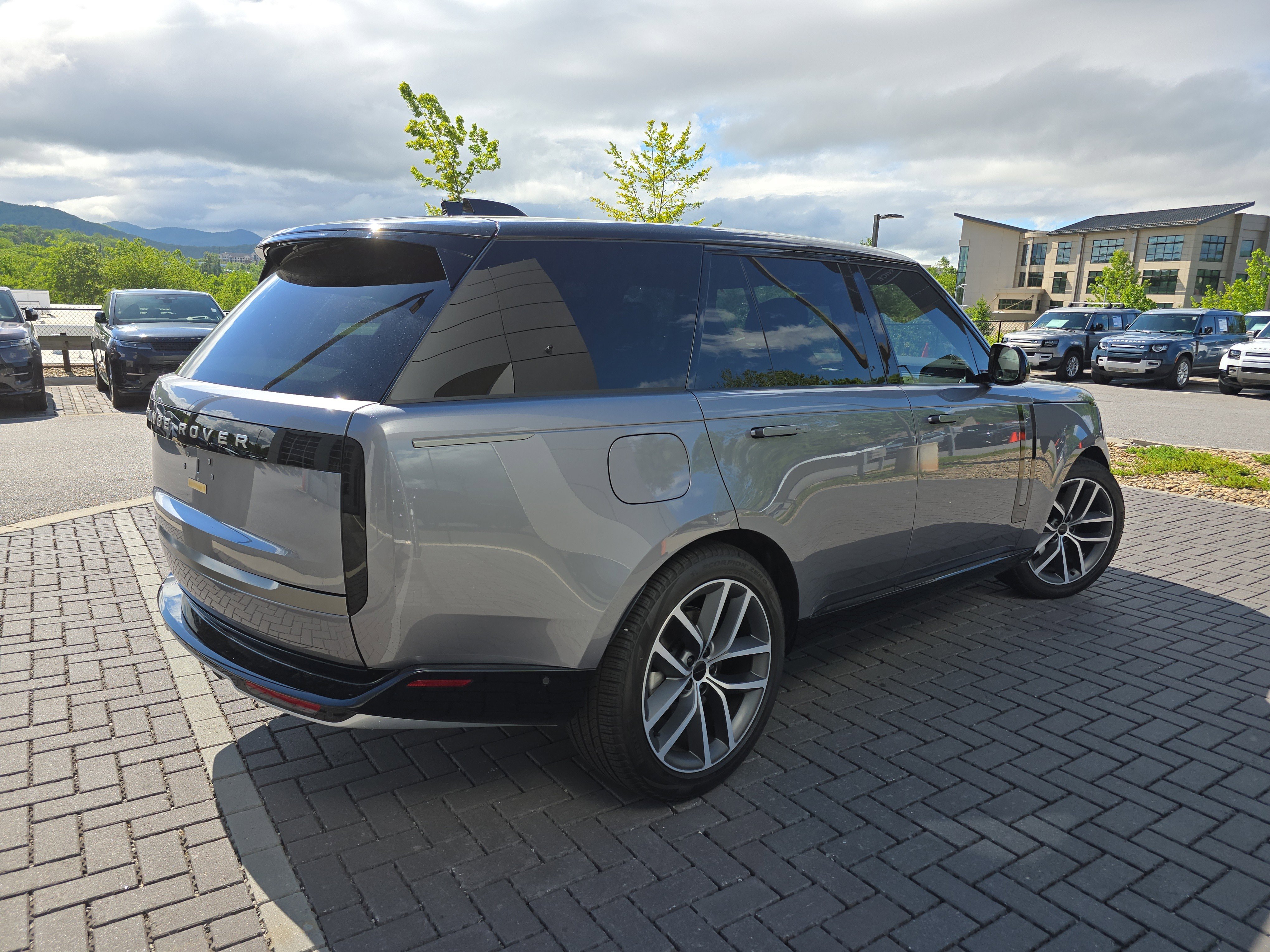 Certified 2026 Land Rover Range Rover SE AWD/4WD image 5