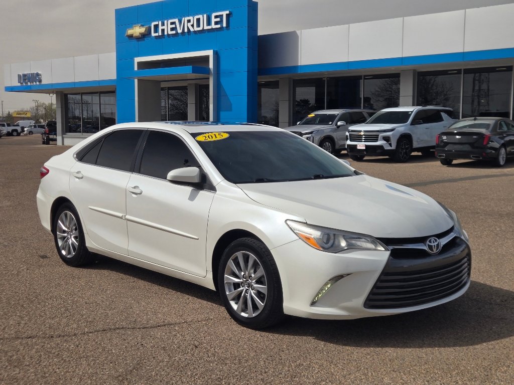 Used 2015 Toyota Camry XLE w/ Moonroof Package image 2