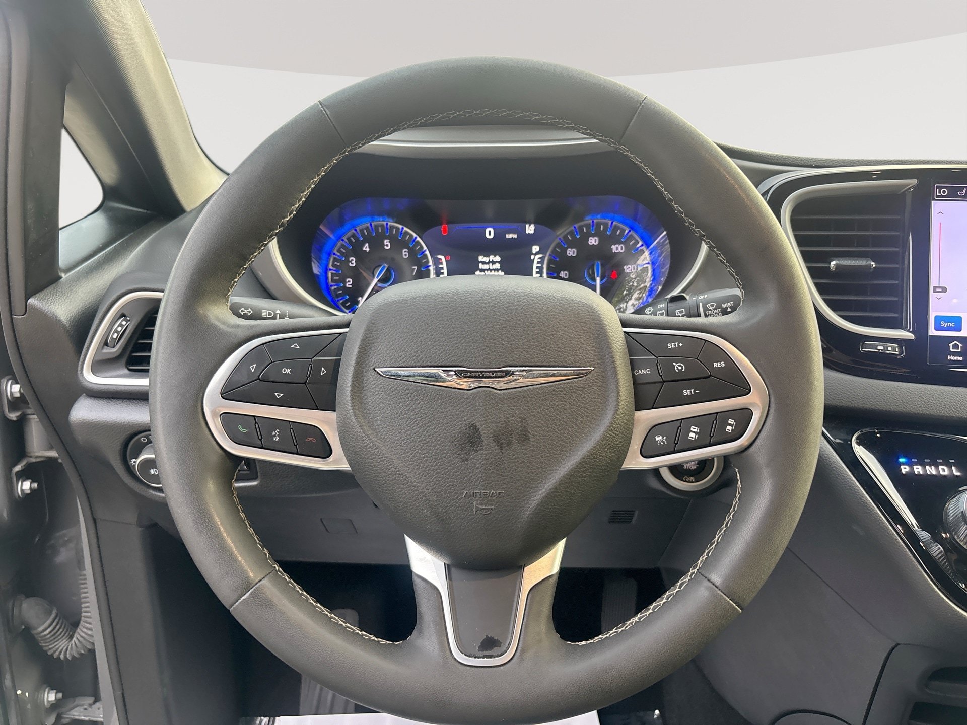 Used 2025 Chrysler Pacifica Select FWD image 11