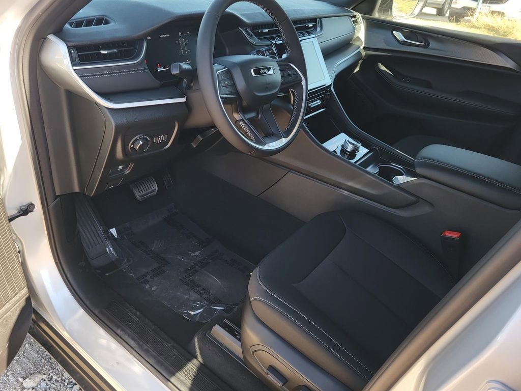 New 2025 Jeep Grand Cherokee Laredo RWD image 11