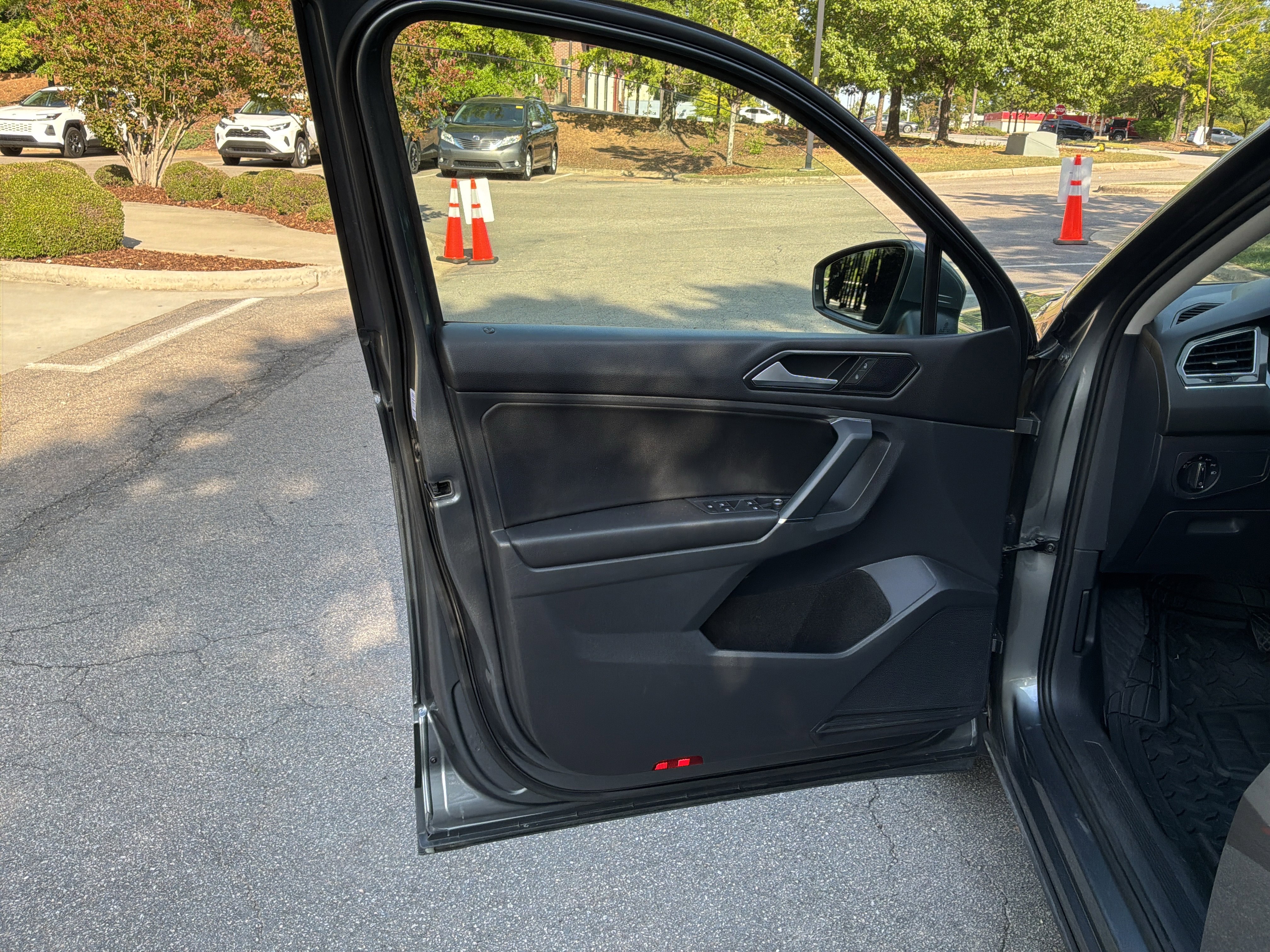 Used 2018 Volkswagen Tiguan SE AWD/4WD image 14