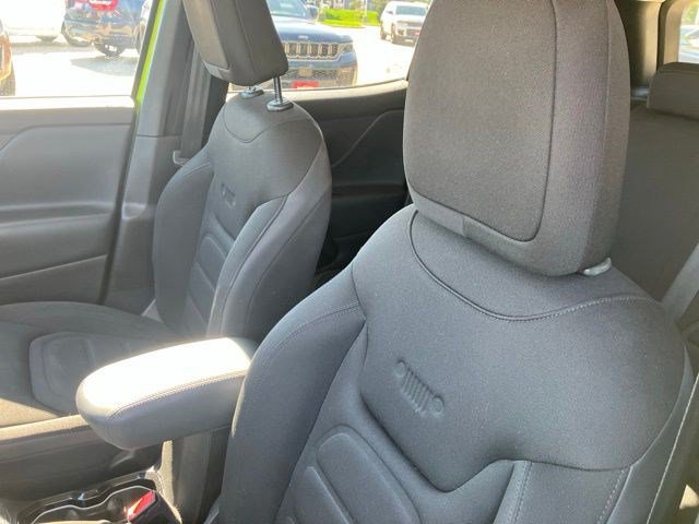 Used 2017 Jeep Renegade Altitude AWD/4WD image 12
