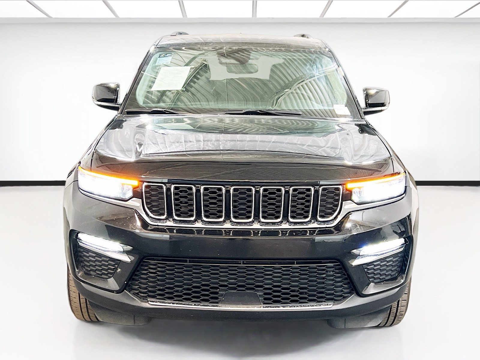 Used 2024 Jeep Grand Cherokee Limited AWD/4WD image 2
