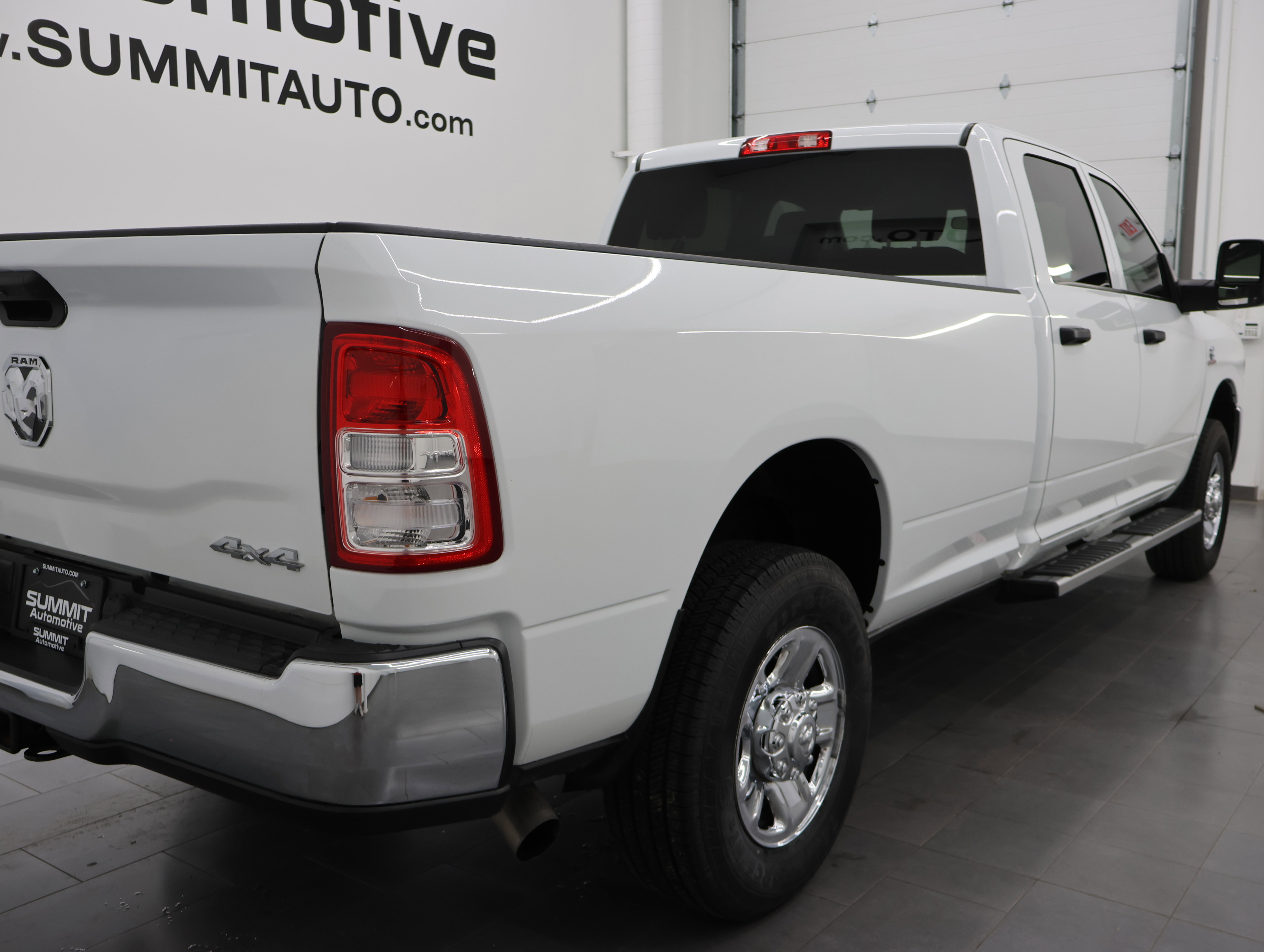 Used 2024 RAM 3500 Tradesman w/ Chrome Appearance Group AWD/4WD image 4