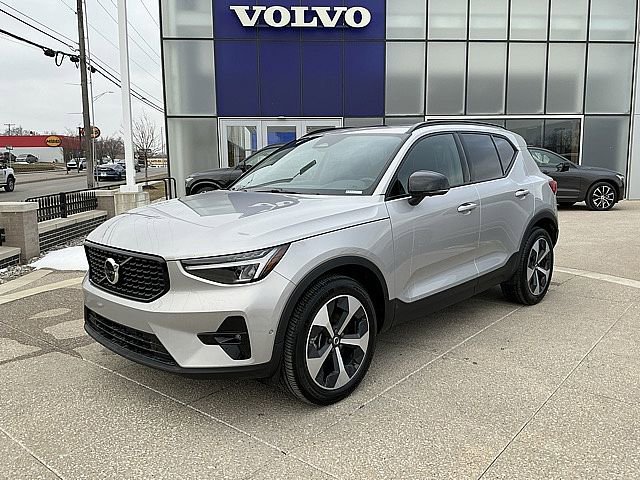 Certified 2025 Volvo XC40 B5 Plus image 3