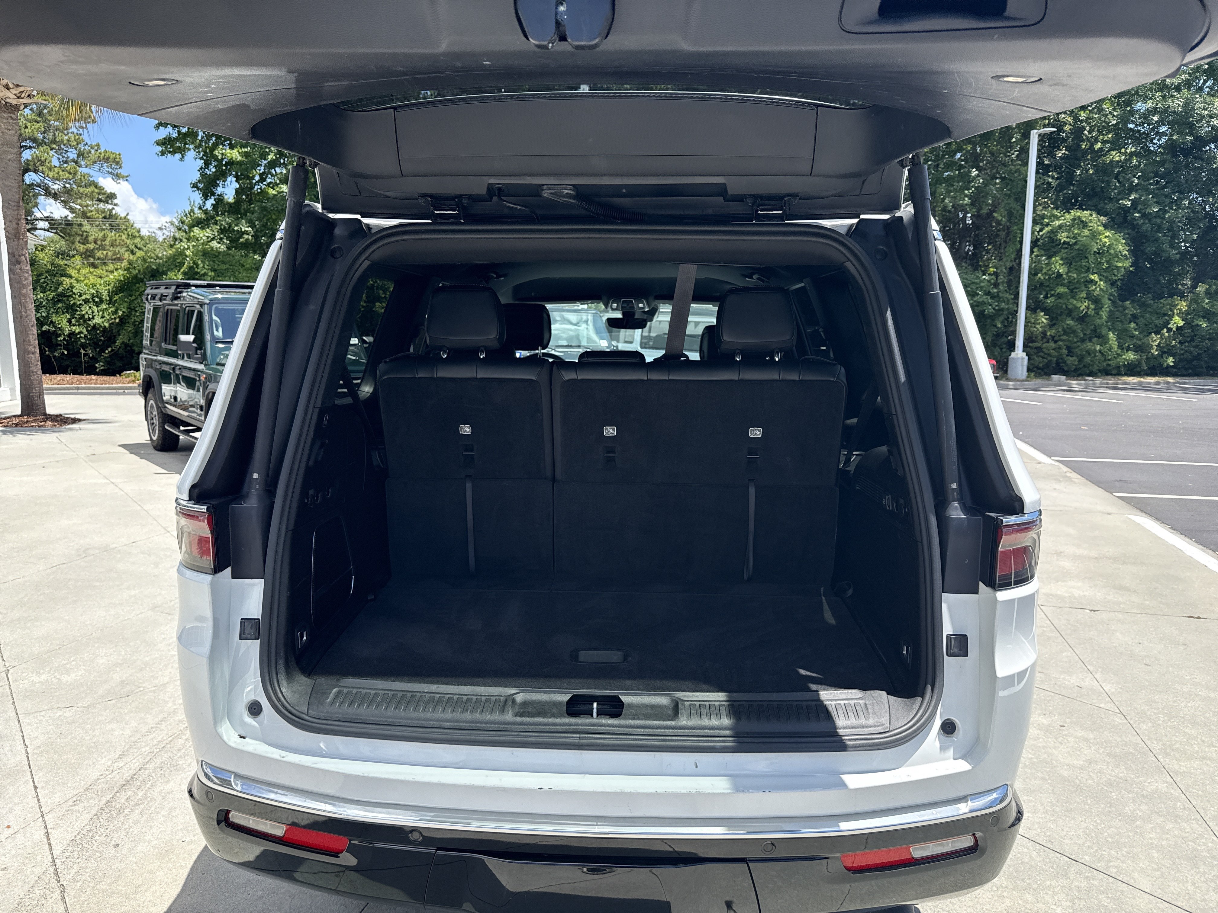 Used 2024 Jeep Wagoneer Series II w/ Flexible Seating Group RWD image 16